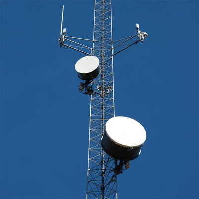 3 ขา เครือข่ายวิทยุ 5G แอนเทนนา สายไฟฟ้าที่ติดตั้งหอคอยสามเหลี่ยมเหล็กเหล็กกระดาษ