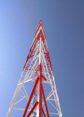 5 กิโลเมตร 10 กิโลเมตร 20 กิโลเมตร Wifi Transmitter และ Receiver มุม Lattice Steel Tower การสนับสนุนไมโครเวฟไร้สาย