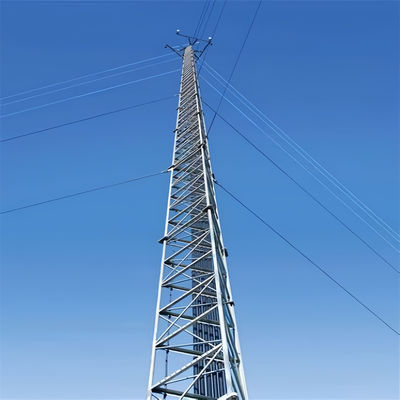 3 ขา เครือข่ายวิทยุ 5G แอนเทนนา สายไฟฟ้าที่ติดตั้งหอคอยสามเหลี่ยมเหล็กเหล็กกระดาษ