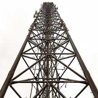 3 ขา เครือข่ายวิทยุ 5G แอนเทนนา สายไฟฟ้าที่ติดตั้งหอคอยสามเหลี่ยมเหล็กเหล็กกระดาษ