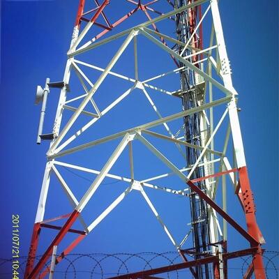 3 ขา ทาวเวอร์สแตนเลสมุม ทาวเวอร์สื่อสารไร้สายสามเหลี่ยมที่มีสแตนเลสโครงสร้าง รวมถึง ASTM A36