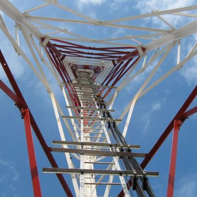 3 ขา ทาวเวอร์สแตนเลสมุม ทาวเวอร์สื่อสารไร้สายสามเหลี่ยมที่มีสแตนเลสโครงสร้าง รวมถึง ASTM A36