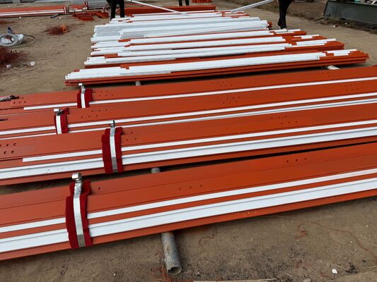 โครงสร้างเสาเหล็กสามขาแบบสามเหลี่ยมที่มีความลาดเอียงเท่ากันหรือลาดเอียงแปรผัน และหน้าตัดเหล็กฉากสำหรับสื่อสาร