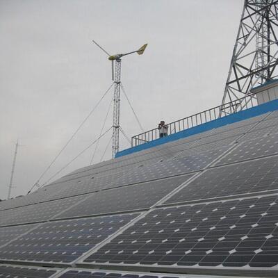 ทาวเวอร์เสาอากาศพลังงานแสงอาทิตย์รองรับตัวเองสังกะสี 20 30 40M 4G 5G Off Grid Telecom Mast