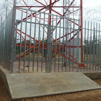 เสาเสาอากาศพลังงานแสงอาทิตย์พร้อมที่เก็บพลังงานรองรับเสาสังกะสี 20 30 40M 4G 5G