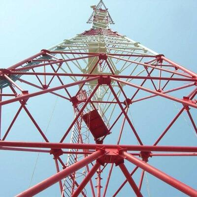 หอคอยเหล็กท่อ 3 ขาที่แข็งแกร่งเหมาะสำหรับไมโครเวฟ 4G 5G และระบบรักษาความปลอดภัยที่มีโครงสร้างเหล็กแรงดึงสูง