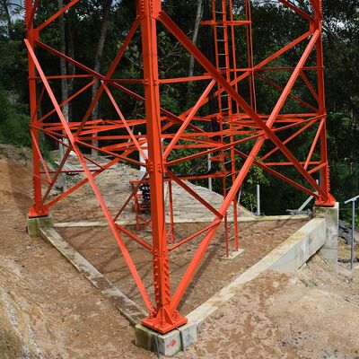 ทาวเวอร์ Lattice หลายวงจรแบบกำหนดเองเชิงมุม 3 ขาสำหรับการส่งสัญญาณการสื่อสารการใช้งานแบบคู่ของโทรคมนาคม