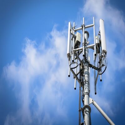 10M 20M Monopole Low Profile Small Cell Communication Tower Rooftop Mount สำหรับการเพิ่มสัญญาณ 5G