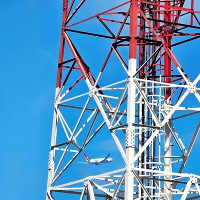 40M 80M Q355 สแตนเลส 4 ขา หอคอยโทรคมนาคม แกลนไซน์ กันลมสําหรับเขตลมสูงชายฝั่ง